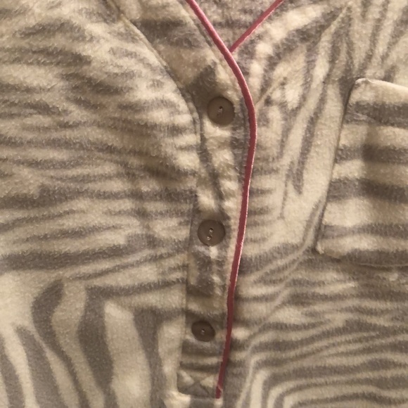 NWOT Jaclyn Smith Sleep Shirt. Gray/Off White. Pink piping detail.  Large. Soft - Picture 11 of 14